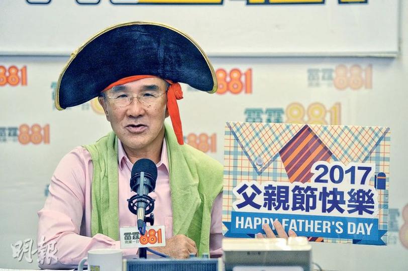 立法會議員田北辰戴咗頂「海盜帽」出席商台《政好星期天》,佢話最近兩個星期嘅周末都會戴有骷髏骨頭圖案嘅海盜帽,落區同小朋友影相,噚日仲準備咗「父親節快樂」紙牌畀佢哋揸住。但佢話戴住有骷髏骨頭圖案嘅帽上電台唔係咁好,所以反轉咗嚟戴。(楊柏賢攝) 立法會議員田北辰戴咗頂「海盜帽」出席商台《政好星期天》,佢話最近兩個星期嘅周末都會戴有骷髏骨頭圖案嘅海盜帽,落區同小朋友影相,噚日仲準備咗「父親節快樂」紙牌畀佢哋揸住。但佢話戴住有骷髏骨頭圖案嘅帽上電台唔係咁好,所以反轉咗嚟戴。(楊柏賢攝)