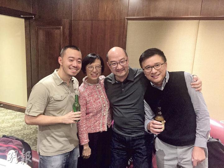 政制局長譚志源(右二)同其副局長陳岳鵬(左一)將離開政府,前晚譚志源就搞歡送聚會,同樣將會離開政府嘅財經事務及庫務局長陳家強(右一)亦有出席,齊齊同傳媒、政界朋友唱K盡興,而盛傳將升任局長嘅副食衛局長陳肇始(左二)就對新政府嘅事三緘其口。(何曉勤攝) 政制局長譚志源(右二)同其副局長陳岳鵬(左一)將離開政府,前晚譚志源就搞歡送聚會,同樣將會離開政府嘅財經事務及庫務局長陳家強(右一)亦有出席,齊齊同傳媒、政界朋友唱K盡興,而盛傳將升任局長嘅副食衛局長陳肇始(左二)就對新政府嘅事三緘其口。(何曉勤攝)