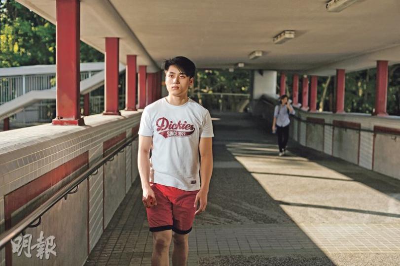 曾與大多數港生一樣每日溫習至天昏地暗、讀書讀至差點迷失自己的許善淇,「出走」香港後始知世界之大,並非只得讀書一種人生觀;他決定不再隨波逐流,按個人興趣和能力,發展自己獨有的人生。(鍾林枝攝) 曾與大多數港生一樣每日溫習至天昏地暗、讀書讀至差點迷失自己的許善淇,「出走」香港後始知世界之大,並非只得讀書一種人生觀;他決定不再隨波逐流,按個人興趣和能力,發展自己獨有的人生。(鍾林枝攝)