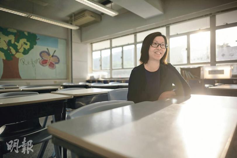 教師李凱欣認為教育是良心工作,栽培莘莘學子需要時間,但本港教育回歸以來卻走向商業化,學生發展受到限制,對未來失去希望;雖然對本港教育失望,但她明言不會放棄,盡力給學生健康快樂的學習環境,盼燃點他們對生命的熱情。(蘇智鑫攝) 教師李凱欣認為教育是良心工作,栽培莘莘學子需要時間,但本港教育回歸以來卻走向商業化,學生發展受到限制,對未來失去希望;雖然對本港教育失望,但她明言不會放棄,盡力給學生健康快樂的學習環境,盼燃點他們對生命的熱情。(蘇智鑫攝)