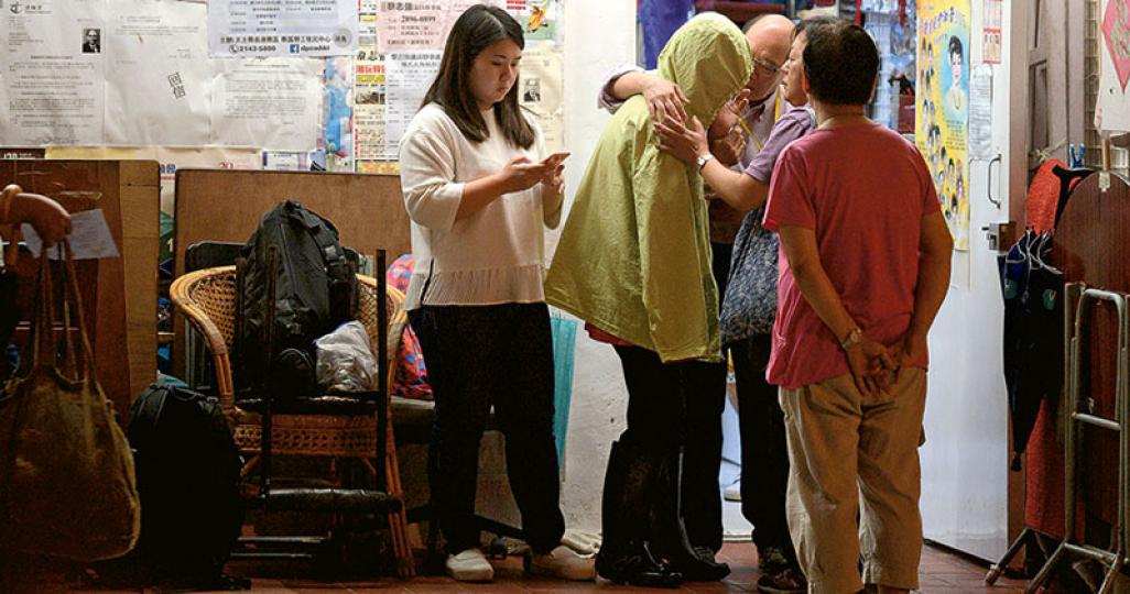 因「1元賣紙皮」一度被控的朱婆婆(左二),昨晚戴着口罩前往協助她的區議員黎志強(左三)的辦事處會見傳媒,不願上鏡的她對獲撤控表示放下心頭大石,街坊及義工都安慰她。(鍾林枝攝)就朱婆婆事件,食物及衛生局長高永文沒有回應是否應道歉,只表示會檢討執法指引,讓公眾看到情理兼備。(楊柏賢攝) 因「1元賣紙皮」一度被控的朱婆婆(左二),昨晚戴着口罩前往協助她的區議員黎志強(左三)的辦事處會見傳媒,不願上鏡的她對獲撤控表示放下心頭大石,街坊及義工都安慰她。(鍾林枝攝)就朱婆婆事件,食物及衛生局長高永文沒有回應是否應道歉,只表示會檢討執法指引,讓公眾看到情理兼備。(楊柏賢攝)