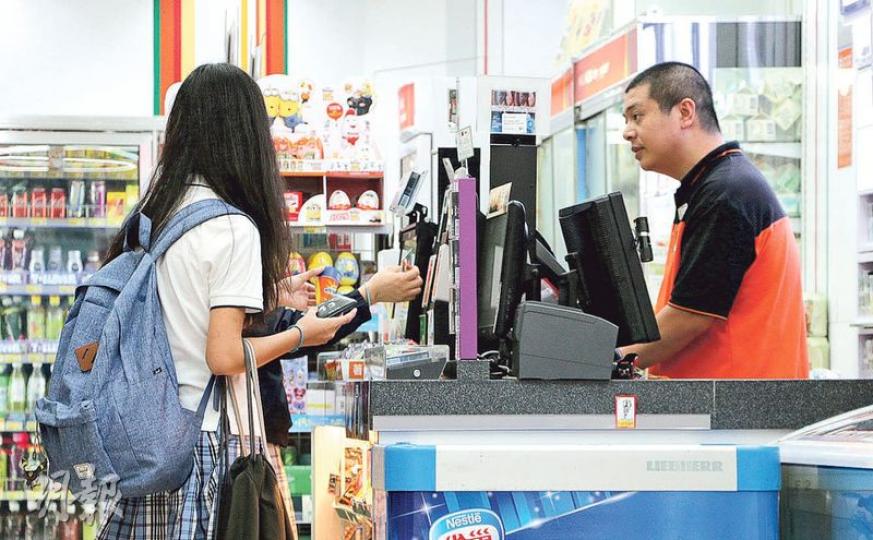 店員(右)稱為伯伯代付購物欠款十分正常,只是「做番個似人做嘅事」,詫異事件被人「放上網」,擔心會遭公司責怪。(梁穎端攝) 店員(右)稱為伯伯代付購物欠款十分正常,只是「做番個似人做嘅事」,詫異事件被人「放上網」,擔心會遭公司責怪。(梁穎端攝)