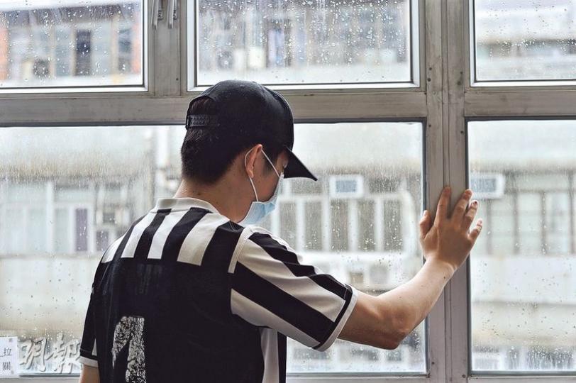 求助人阿檸(圖)曾因賭波欠債27萬元,後來被家人發現,開始接受戒賭輔導。他說現時賭波下注太易,難敵心癮,至今未能完全戒賭。(馮凱鍵攝) 求助人阿檸(圖)曾因賭波欠債27萬元,後來被家人發現,開始接受戒賭輔導。他說現時賭波下注太易,難敵心癮,至今未能完全戒賭。(馮凱鍵攝)