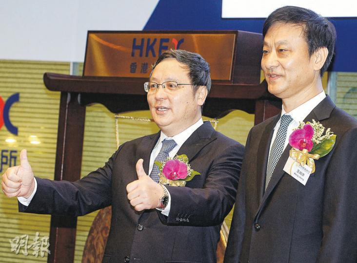 公開發售認購不足額的廣州農村商業銀行昨日掛牌,全日收報5.11元,較上市價5.1元高1仙。圖為董事長王繼康(右)及廣州副市長陳志英(左)。(劉焌陶攝) 公開發售認購不足額的廣州農村商業銀行昨日掛牌,全日收報5.11元,較上市價5.1元高1仙。圖為董事長王繼康(右)及廣州副市長陳志英(左)。(劉焌陶攝)