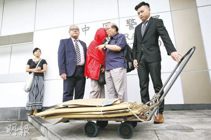 獲食環署撤銷票控的朱婆婆(紅衫者)昨日在公民黨區議員黎志強(右二)等人陪同下,到中區警署領回被沒收的手推車及保釋金。(伍浦鋒攝) 獲食環署撤銷票控的朱婆婆(紅衫者)昨日在公民黨區議員黎志強(右二)等人陪同下,到中區警署領回被沒收的手推車及保釋金。(伍浦鋒攝)