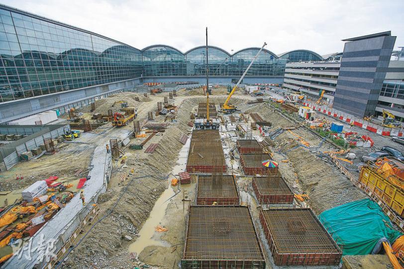 機管局1號客運大樓對出4號停車場空地,將興建一幢12層高的綜合大樓,提供1400個停車位,並設幼兒園及國際航空學院校舍。(楊柏賢攝) 機管局1號客運大樓對出4號停車場空地,將興建一幢12層高的綜合大樓,提供1400個停車位,並設幼兒園及國際航空學院校舍。(楊柏賢攝)