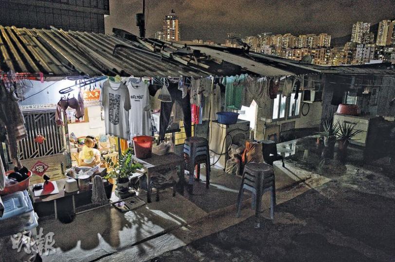 本港租金昂貴,寸金尺土下工廈劏房成為另類「慳租選擇」,亦如自成一國的小社區。一眾工廈劏房戶在法例修訂後免受刑責,惟他們擔心日後被業主逼遷,前路茫茫感到徬徨。(鍾林枝攝) 本港租金昂貴,寸金尺土下工廈劏房成為另類「慳租選擇」,亦如自成一國的小社區。一眾工廈劏房戶在法例修訂後免受刑責,惟他們擔心日後被業主逼遷,前路茫茫感到徬徨。(鍾林枝攝)