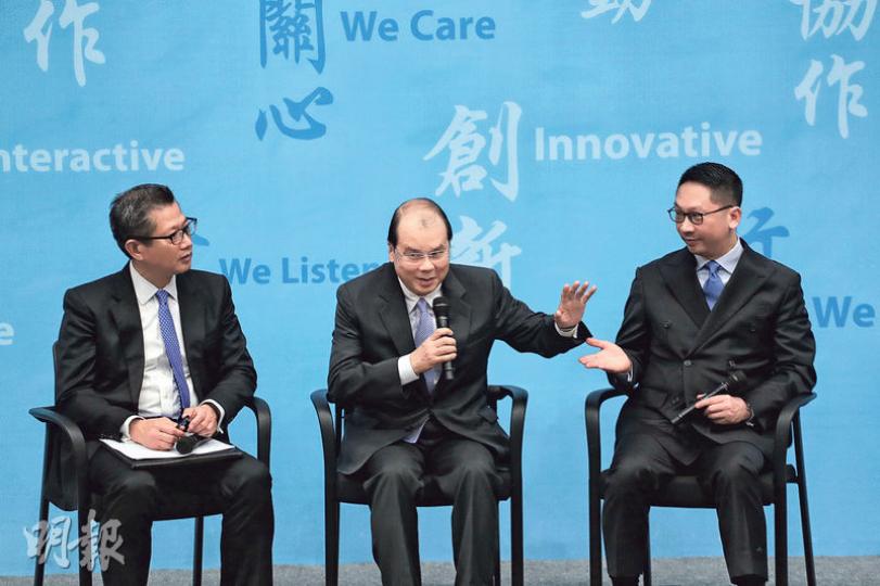 新班子當中,3名司長包括財政司長陳茂波(左起)、政務司長張建宗和律政司長袁國強,都是由現屆政府過渡。陳茂波今年1月才獲任命為財政司長,接替辭職參選特首的曾俊華;張建宗也是在1月獲任命為政務司長,接替同樣辭職參選特首的林鄭月娥。(李紹昌攝) 新班子當中,3名司長包括財政司長陳茂波(左起)、政務司長張建宗和律政司長袁國強,都是由現屆政府過渡。陳茂波今年1月才獲任命為財政司長,接替辭職參選特首的曾俊華;張建宗也是在1月獲任命為政務司長,接替同樣辭職參選特首的林鄭月娥。(李紹昌攝)