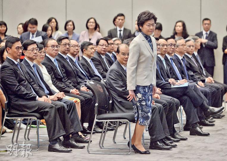 候任特首林鄭月娥昨率領新班子會見傳媒,在班子中以政務司長張建宗最資深,已加入政府達45年。林太曾表明希望班子中有更多女性,但最終司局長中僅得食物及衛生局長陳肇始屬女官員。(馮凱鍵攝) 候任特首林鄭月娥昨率領新班子會見傳媒,在班子中以政務司長張建宗最資深,已加入政府達45年。林太曾表明希望班子中有更多女性,但最終司局長中僅得食物及衛生局長陳肇始屬女官員。(馮凱鍵攝)