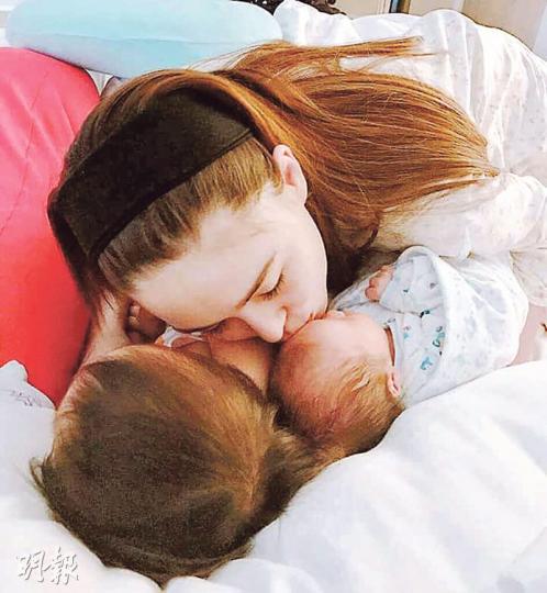 昆凌親吻女兒及兒子,幸福放閃。(微博圖片) 昆凌親吻女兒及兒子,幸福放閃。(微博圖片)