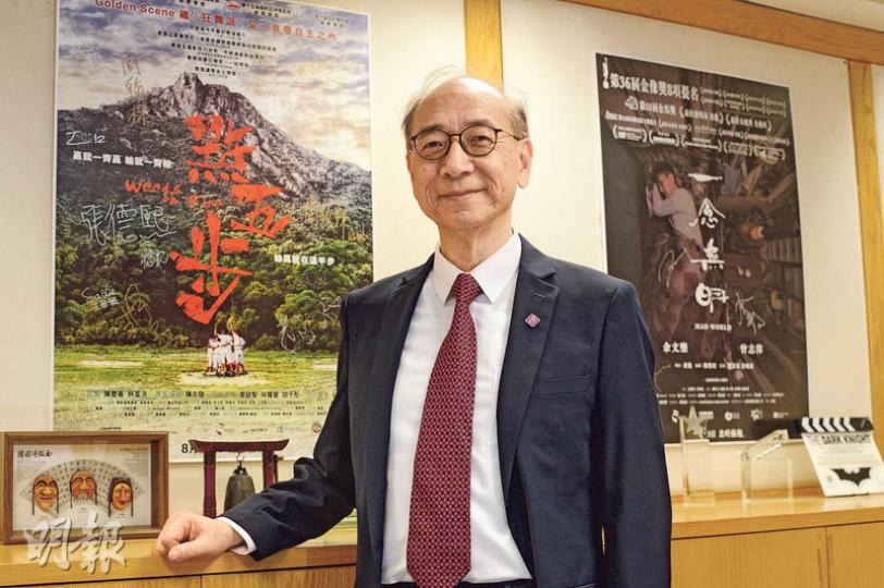 電影發展局秘書長馮永(圖)說,網上平台等於多一個收入渠道,片商或更願意投放資金開拍電影。最近3年香港電影產量回升,他身旁電影海報的《點五步》和《一念無明》均是贏得口碑的新晉導演作品。(楊柏賢攝)香港電影工作者總會會長爾冬陞(圖)認為,內地資金多,且觀眾層面廣,題材較小眾的電影也有生存空間。他認同進軍內地有掣肘,包括畫面和題材,但有協調空間。(劉焌陶攝) 電影發展局秘書長馮永(圖)說,網上平台等於多一個收入渠道,片商或更願意投放資金開拍電影。最近3年香港電影產量回升,他身旁電影海報的《點五步》和《一念無明》均是贏得口碑的新晉導演作品。(楊柏賢攝)香港電影工作者總會會長爾冬陞(圖)認為,內地資金多,且觀眾層面廣,題材較小眾的電影也有生存空間。他認同進軍內地有掣肘,包括畫面和題材,但有協調空間。(劉焌陶攝)