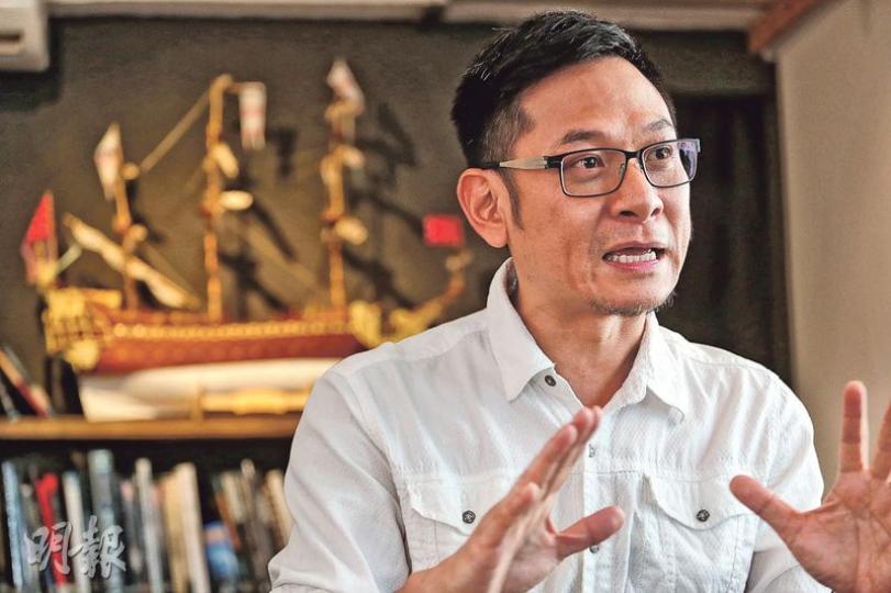 香港電影美術學會副會長莫少宗(圖)稱,部分電影移師內地搭景,因成本及工作需要會聘請當地人,或影響本地年輕新血加入劇組的機會,幸現時微電影等新形式湧現,成另一入行渠道。(李紹昌攝) 香港電影美術學會副會長莫少宗(圖)稱,部分電影移師內地搭景,因成本及工作需要會聘請當地人,或影響本地年輕新血加入劇組的機會,幸現時微電影等新形式湧現,成另一入行渠道。(李紹昌攝)
