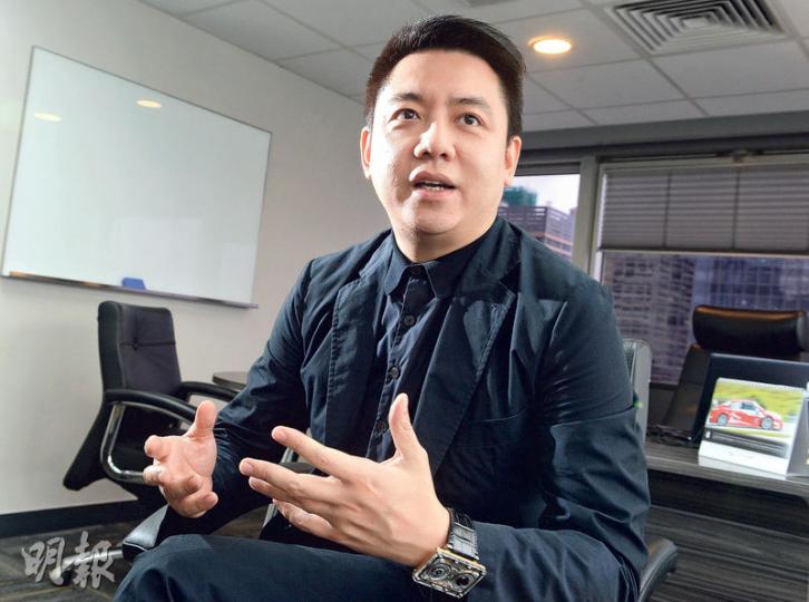 太陽城執行董事盧啟邦(圖)表示,集團將會轉型,由現時從事內地房地產行業,變身為上市博彩旗艦,並且謀求以輕資產形式,進軍海外的綜合渡假村及博彩市場。(劉焌陶攝) 太陽城執行董事盧啟邦(圖)表示,集團將會轉型,由現時從事內地房地產行業,變身為上市博彩旗艦,並且謀求以輕資產形式,進軍海外的綜合渡假村及博彩市場。(劉焌陶攝)