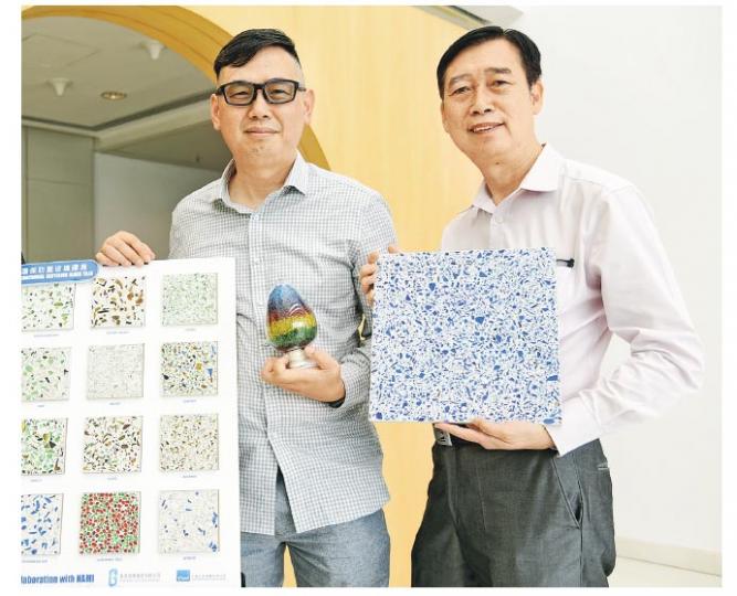 ?香港玻璃資源董事朱炳光(右)表示,該公司獲NAMI授權及轉移技術,將於9月開始投產「抗菌再生玻璃磚」。旁為總經理馮華洪。(黃志東攝) ?香港玻璃資源董事朱炳光(右)表示,該公司獲NAMI授權及轉移技術,將於9月開始投產「抗菌再生玻璃磚」。旁為總經理馮華洪。(黃志東攝)