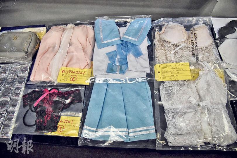 警方在行動中拘捕10名女子,同時亦檢獲性感內衣及情趣衣服。(林智傑攝)警方在掃黃行動中檢獲一批證物,包括避孕套及潤滑劑等。(林智傑攝) 警方在行動中拘捕10名女子,同時亦檢獲性感內衣及情趣衣服。(林智傑攝)警方在掃黃行動中檢獲一批證物,包括避孕套及潤滑劑等。(林智傑攝)