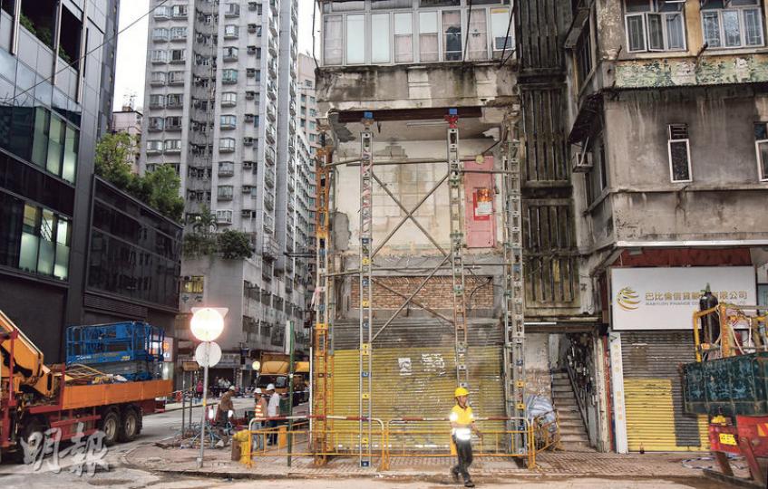 屋宇署前日起封閉涉事唐樓的地下、一樓、二樓及三樓,經近30小時工程後,原有涉事倒塌的一樓露台劏房已完全清空,並配以6支支柱支撐樓宇,二樓及三樓露台亦有臨時支撐工程,該唐樓至昨傍晚解封。(蔡方山攝)警方昨日安排受影響居民分批上樓先取重要物品,至昨傍晚5時許屋宇署解封現場後,有居民決定執拾細軟離開,明言不會回來。(伍浦鋒攝) 屋宇署前日起封閉涉事唐樓的地下、一樓、二樓及三樓,經近30小時工程後,原有涉事倒塌的一樓露台劏房已完全清空,並配以6支支柱支撐樓宇,二樓及三樓露台亦有臨時支撐工程,該唐樓至昨傍晚解封。(蔡方山攝)警方昨日安排受影響居民分批上樓先取重要物品,至昨傍晚5時許屋宇署解封現場後,有居民決定執拾細軟離開,明言不會回來。(伍浦鋒攝)