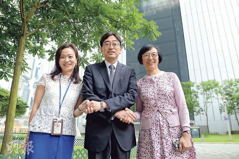 高永文(中)就快卸任,佢話好感激陳肇始(右)同陳凱欣(左)過去5年幫佢分擔咗唔少工作,開心交棒畀拍檔。噚日佢哋「合體」出席傳媒茶敘,睇佢哋笑得咁開心又握晒手咁,就知合作愉快。(鍾林枝攝) 高永文(中)就快卸任,佢話好感激陳肇始(右)同陳凱欣(左)過去5年幫佢分擔咗唔少工作,開心交棒畀拍檔。噚日佢哋「合體」出席傳媒茶敘,睇佢哋笑得咁開心又握晒手咁,就知合作愉快。(鍾林枝攝)