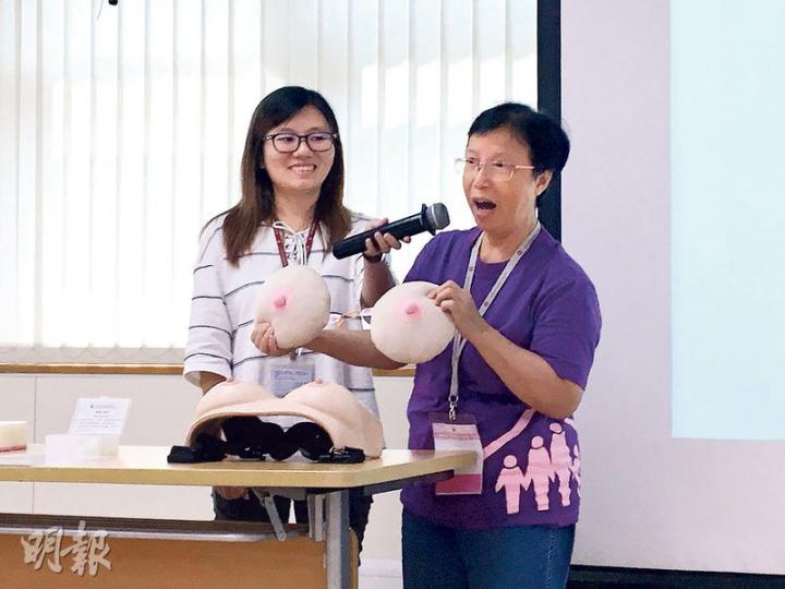 家計會朋輩義工示範利用乳房模型教導智障婦女,由外至內以打圈方式按壓乳房,檢查是否有硬塊,義工說不少智障婦女學習後都能自己完成整個檢查。(呂少穎攝) 家計會朋輩義工示範利用乳房模型教導智障婦女,由外至內以打圈方式按壓乳房,檢查是否有硬塊,義工說不少智障婦女學習後都能自己完成整個檢查。(呂少穎攝)