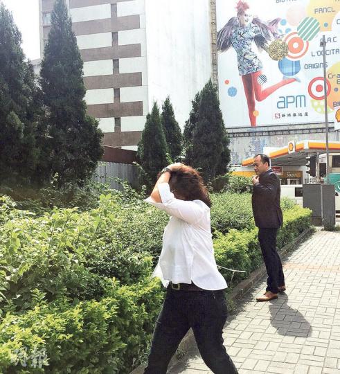 被告項目經理邵偉達(右)及公司女經理吳文嘉(左)昨急步離開法院。(凌沛恩攝) 被告項目經理邵偉達(右)及公司女經理吳文嘉(左)昨急步離開法院。(凌沛恩攝)
