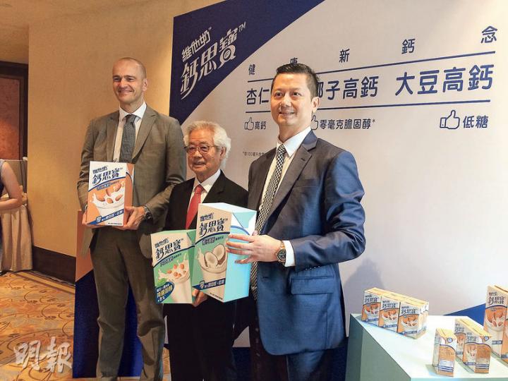 維他奶去年純利6.18億元,按年升16.5%。圖左起為行政總裁陸博濤、執行主席羅友禮、首席財務總監劉健成。(徐愷婷攝) 維他奶去年純利6.18億元,按年升16.5%。圖左起為行政總裁陸博濤、執行主席羅友禮、首席財務總監劉健成。(徐愷婷攝)