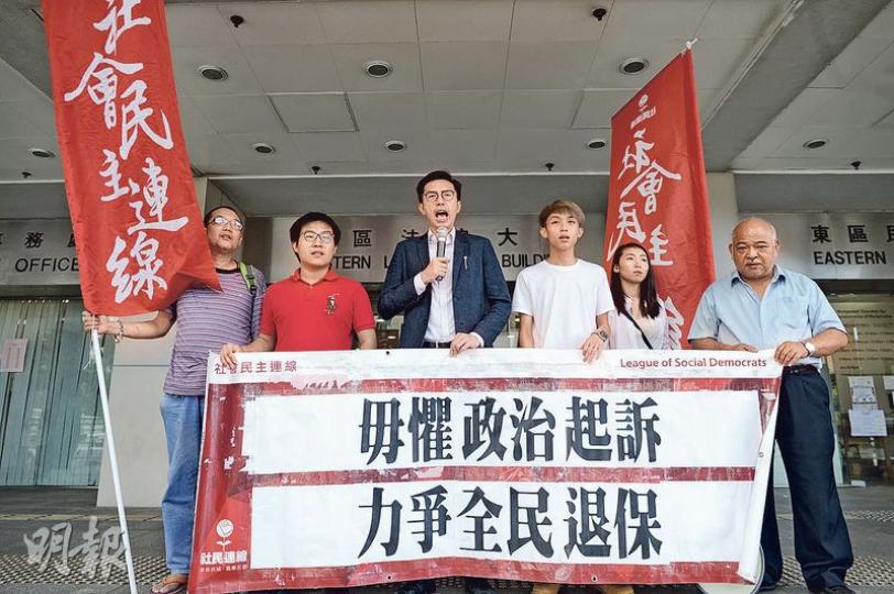 社民連吳文遠(左三)被控普通襲擊,案件昨日第二度預審,社民連外務副主席黃浩銘(左二)及成員曾健成(右一)到法院聲援。(鍾林枝攝) 社民連吳文遠(左三)被控普通襲擊,案件昨日第二度預審,社民連外務副主席黃浩銘(左二)及成員曾健成(右一)到法院聲援。(鍾林枝攝)