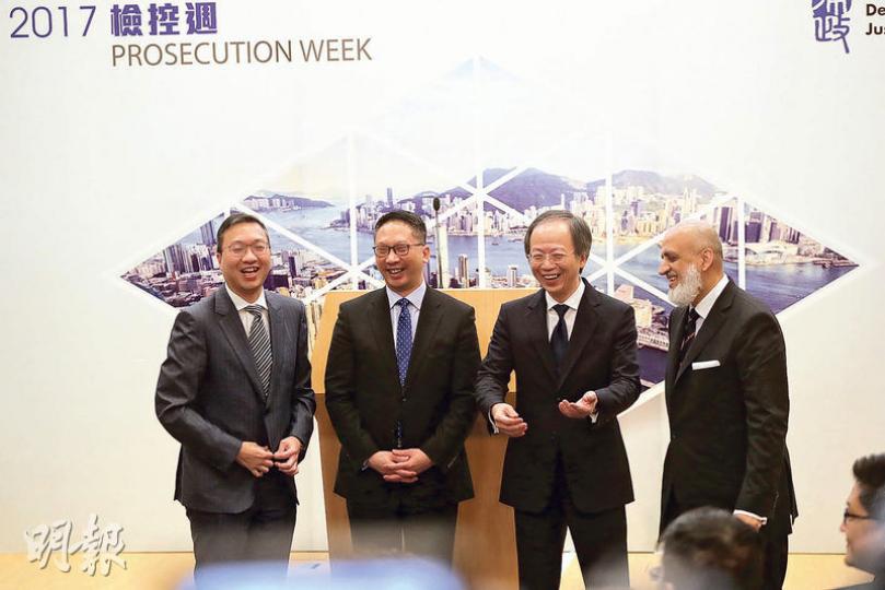 大律師公會主席林定國(左起)、律政司長袁國強、刑事檢控專員楊家雄及香港律師會副會長黎雅明昨出席律政司刑事檢控科舉辦的檢控周活動,活動目的是希望讓公眾更了解檢控科的工作。(李紹昌攝)廉政專員白韞六(前右)將原職過渡至新一屆政府,民主黨立法會議員林卓廷發起聯署,要求白韞六下台。聯署內容提及,白韞六執掌廉署期間發生「李寶蘭事件」,導致廉署人事大地震,嚴重損害廉署公信力及人員士氣,故要求他下台。截至昨晚約10時,有逾1300名市民參與聯署。圖為白韞六昨出席律政司檢控周活動。(李紹昌攝) 大律師公會主席林定國(左起)、律政司長袁國強、刑事檢控專員楊家雄及香港律師會副會長黎雅明昨出席律政司刑事檢控科舉辦的檢控周活動,活動目的是希望讓公眾更了解檢控科的工作。(李紹昌攝)廉政專員白韞六(前右)將原職過渡至新一屆政府,民主黨立法會議員林卓廷發起聯署,要求白韞六下台。聯署內容提及,白韞六執掌廉署期間發生「李寶蘭事件」,導致廉署人事大地震,嚴重損害廉署公信力及人員士氣,故要求他下台。截至昨晚約10時,有逾1300名市民參與聯署。圖為白韞六昨出席律政司檢控周活動。(李紹昌攝)