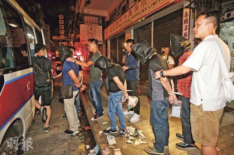 警方連日行動打擊三合會收入來源,其中在旺角區共破獲3個毒窟及2個非法賭檔,拘捕66人。圖為警方在新填地街323號破獲毒窟,拘捕主持及隱君子等多名疑犯帶署扣查。(伍浦鋒攝)警方在新填地街323號破獲毒窟,行動中檢獲約值1萬元海洛英、針筒及現金等證物。(伍浦鋒攝) 警方連日行動打擊三合會收入來源,其中在旺角區共破獲3個毒窟及2個非法賭檔,拘捕66人。圖為警方在新填地街323號破獲毒窟,拘捕主持及隱君子等多名疑犯帶署扣查。(伍浦鋒攝)警方在新填地街323號破獲毒窟,行動中檢獲約值1萬元海洛英、針筒及現金等證物。(伍浦鋒攝)