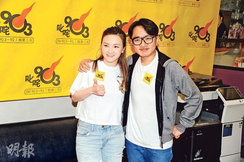王祖藍傍實林欣彤到電台宣傳新歌,並指對方是他的搖錢樹。(攝影/記者﹕陳釗) 王祖藍傍實林欣彤到電台宣傳新歌,並指對方是他的搖錢樹。(攝影/記者﹕陳釗)