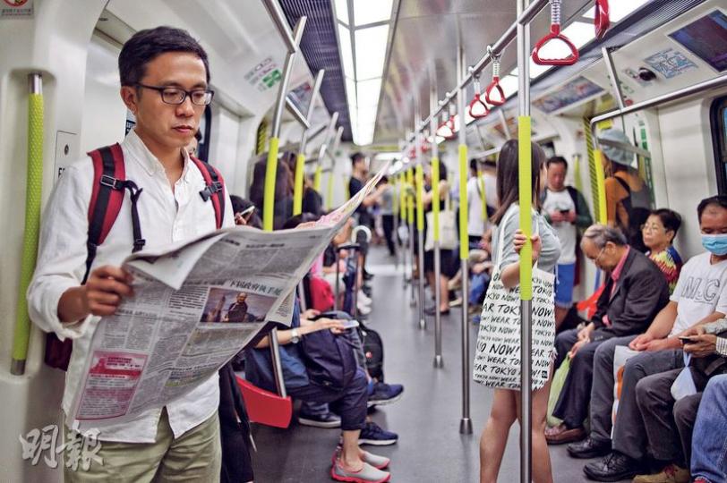 區家麟(左)說,他寄語大家一見有什麼不妥的事就要理性發聲,「即使不可改變歷史,都要留下我們的呼聲」,同時要珍惜可以發聲的機會,「你以為今日擁有的自由是永遠,你今日享有的(自由)可能是最後」。(馮凱鍵攝) 區家麟(左)說,他寄語大家一見有什麼不妥的事就要理性發聲,「即使不可改變歷史,都要留下我們的呼聲」,同時要珍惜可以發聲的機會,「你以為今日擁有的自由是永遠,你今日享有的(自由)可能是最後」。(馮凱鍵攝)