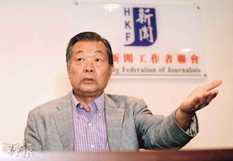 張國良說,香港新聞界的責任應是透過分析和報道一國兩制實踐中的問題,令這些問題可以正確地解決。張亦指新聞從業員要提升質素,就需要了解國家的歷史、一國兩制的來龍去脈、《基本法》的製訂過程和條款規定等,「香港新聞界,最大的歷史責任是推動一國兩制的成功」。(李紹昌攝) 張國良說,香港新聞界的責任應是透過分析和報道一國兩制實踐中的問題,令這些問題可以正確地解決。張亦指新聞從業員要提升質素,就需要了解國家的歷史、一國兩制的來龍去脈、《基本法》的製訂過程和條款規定等,「香港新聞界,最大的歷史責任是推動一國兩制的成功」。(李紹昌攝)