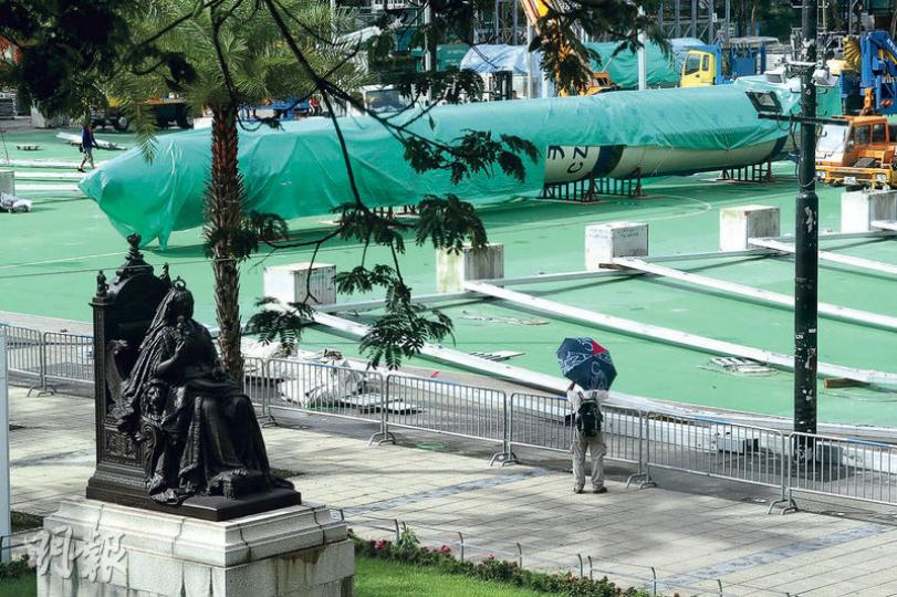 長征一號火箭於昨日凌晨抵港,現正進行組裝,由6月29日開始一連4日於維園展出。(李紹昌攝)香港山西商會舉辦首個「關公節」,特意以位於關公故鄉常平的關公像為藍本,耗資100萬元人民幣鑄製一尊20呎高的關公像,慶祝香港回歸20年。銅像現擺放於中環遮打花園,今日活動結束後會搬至元朗大棠荔枝山莊,繼續讓市民觀賞。 (楊柏賢攝) 長征一號火箭於昨日凌晨抵港,現正進行組裝,由6月29日開始一連4日於維園展出。(李紹昌攝)香港山西商會舉辦首個「關公節」,特意以位於關公故鄉常平的關公像為藍本,耗資100萬元人民幣鑄製一尊20呎高的關公像,慶祝香港回歸20年。銅像現擺放於中環遮打花園,今日活動結束後會搬至元朗大棠荔枝山莊,繼續讓市民觀賞。 (楊柏賢攝)