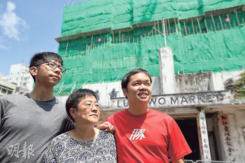 聯和墟舊街市活化關注組召集人Roy(左起)、成員Mendy和Tom,不捨昔日的聚腳地消失,除了多番去信有關部門表達意見,更籌備社區「趁墟」活動,展示民間對活化聯和市集的訴求。(曾憲宗攝)逾半世紀歷史的粉嶺聯和市場(左),從啟用至結業歷時50載,市場後方的地皮本也是市場的一部分,後來被私人發展商買下,並正建築10多層的住宅。(曾憲宗攝) 聯和墟舊街市活化關注組召集人Roy(左起)、成員Mendy和Tom,不捨昔日的聚腳地消失,除了多番去信有關部門表達意見,更籌備社區「趁墟」活動,展示民間對活化聯和市集的訴求。(曾憲宗攝)逾半世紀歷史的粉嶺聯和市場(左),從啟用至結業歷時50載,市場後方的地皮本也是市場的一部分,後來被私人發展商買下,並正建築10多層的住宅。(曾憲宗攝)
