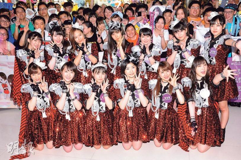 Morning娘'17今晚將在香港舉行演唱會。(攝影:鍾偉茵)粉紅頭飾男粉絲的忘我演出相當搶鏡。(攝影:鍾偉茵) Morning娘'17今晚將在香港舉行演唱會。(攝影:鍾偉茵)粉紅頭飾男粉絲的忘我演出相當搶鏡。(攝影:鍾偉茵)