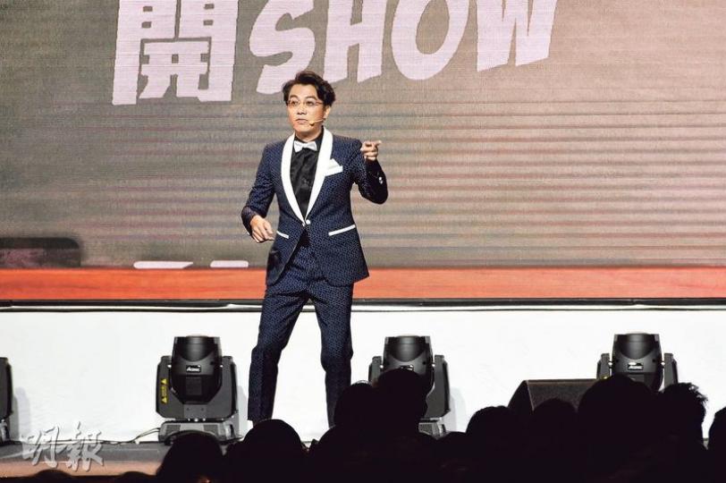 Ben Sir踩界玩諧音粗口。(攝影:孫華中)Ben Sir前晚開騷,全場爆滿;在台上更跟學生麥美恩、陸浩明、季蘋蘋和林頴彤等上課。(攝影:孫華中)Ben Sir跟太太(左圖)結婚22周年,在台上大講「我愛你!」(攝影:孫華中) Ben Sir踩界玩諧音粗口。(攝影:孫華中)Ben Sir前晚開騷,全場爆滿;在台上更跟學生麥美恩、陸浩明、季蘋蘋和林頴彤等上課。(攝影:孫華中)Ben Sir跟太太(左圖)結婚22周年,在台上大講「我愛你!」(攝影:孫華中)