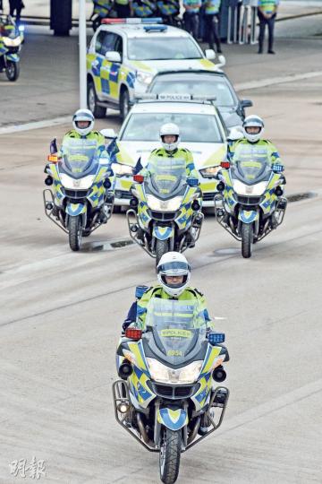 警隊護送組的護送模式共有4個級別,他們會視乎情况及貴賓的級別提供相應護送陣式。圖中前面駕駛電單車的警員為領航員,後排3名警員同時騎電單車,列成3人箭陣式,屬於第二級別護送,再由護送組的四驅車前後保護貴賓車,帶領前往目的地。全國人大委員長張德江去年5月來港時,護送組就提供3人箭陣式為其開路。(楊柏賢攝)全國人大委員長張德江來港時,警隊護送組總部小隊主管莊金印(中)在東區海底隧道口預先視察環境之際,見到香港眾志黃之鋒等人徘徊,就撲出攔截。警隊護送組總部小隊警員葉佩琳(右)的出色駕駛技術,令她成為組內 警隊護送組的護送模式共有4個級別,他們會視乎情况及貴賓的級別提供相應護送陣式。圖中前面駕駛電單車的警員為領航員,後排3名警員同時騎電單車,列成3人箭陣式,屬於第二級別護送,再由護送組的四驅車前後保護貴賓車,帶領前往目的地。全國人大委員長張德江去年5月來港時,護送組就提供3人箭陣式為其開路。(楊柏賢攝)全國人大委員長張德江來港時,警隊護送組總部小隊主管莊金印(中)在東區海底隧道口預先視察環境之際,見到香港眾志黃之鋒等人徘徊,就撲出攔截。警隊護送組總部小隊警員葉佩琳(右)的出色駕駛技術,令她成為組內