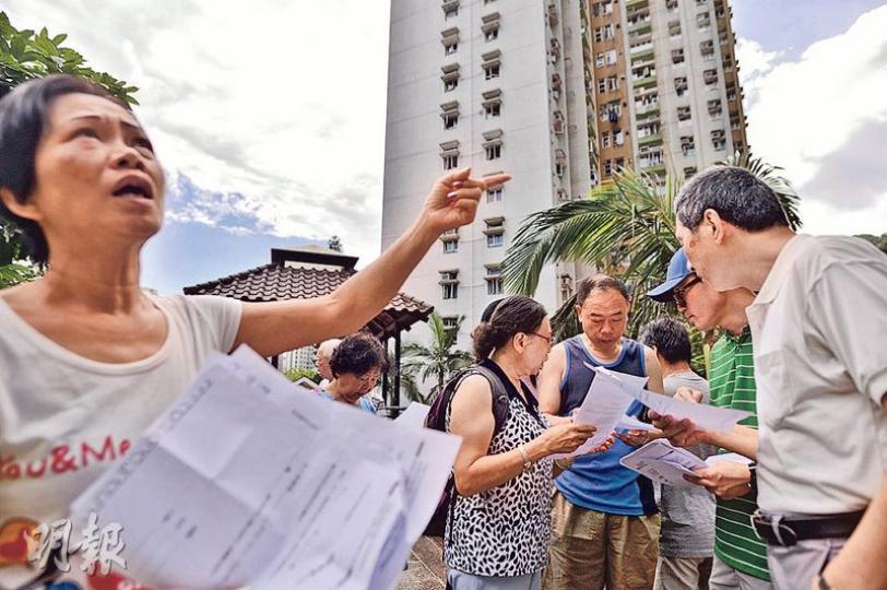 錦英苑逾百業主昨到管理處遞交確認信,並要求盡快召開特別業主大會,削減管理費加幅。(馮凱鍵攝) 錦英苑逾百業主昨到管理處遞交確認信,並要求盡快召開特別業主大會,削減管理費加幅。(馮凱鍵攝)