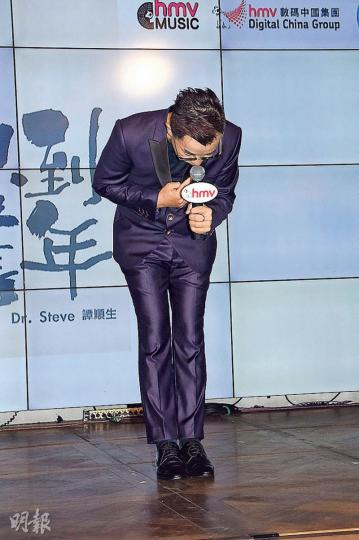 譚順生鞠躬致歉。(攝影:孫華中)譚順生向傳媒展示捐款收據,以證捐出8萬元給保良局。(攝影:孫華中) 譚順生鞠躬致歉。(攝影:孫華中)譚順生向傳媒展示捐款收據,以證捐出8萬元給保良局。(攝影:孫華中)
