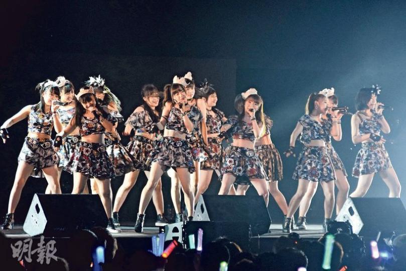 M娘'17在港舉行演唱會，相當落力。（攝影﹕孫華中）M娘'17演出期間脫去外衣，變成露腰短裙造型。（攝影﹕孫華中）（攝影﹕孫華中）