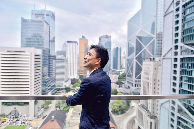 Kevin說本港近年發展太慢,國際金融中心的地位已面臨危機,就快被內地多個城市超越,冀港人勿只懷抱過去,應提升競爭力。(馮凱鍵攝) Kevin說本港近年發展太慢,國際金融中心的地位已面臨危機,就快被內地多個城市超越,冀港人勿只懷抱過去,應提升競爭力。(馮凱鍵攝)