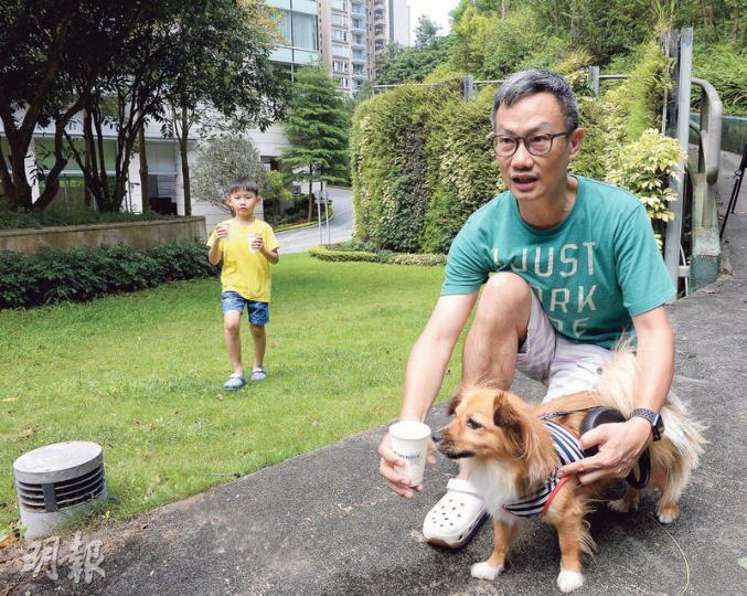 在港無法一展所長,再次北上工作的Danny(右),雖對本港困局感沮喪,但仍積極享受生活,珍惜假日回港「放放狗,跑跑公園」的天倫之樂,笑稱其手抱小狗是在北京收養,現隨家人回流香港成了「新移民」。(劉焌陶攝) 在港無法一展所長,再次北上工作的Danny(右),雖對本港困局感沮喪,但仍積極享受生活,珍惜假日回港「放放狗,跑跑公園」的天倫之樂,笑稱其手抱小狗是在北京收養,現隨家人回流香港成了「新移民」。(劉焌陶攝)