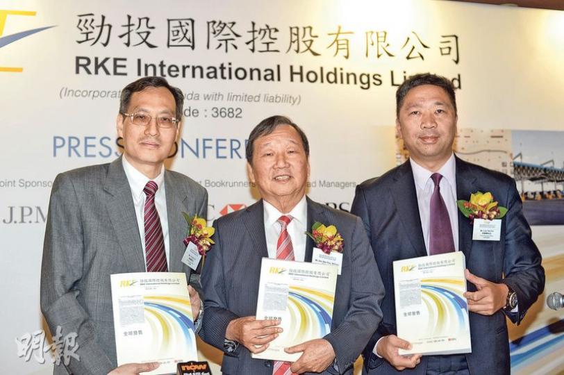 路勁基建分拆的公路業務股勁投國際今日開始招股,董事長單偉豹(中)表示公司派息吸引。圖左為行政總裁俞金發,右為財務總監李德輝。(鍾林枝攝) 路勁基建分拆的公路業務股勁投國際今日開始招股,董事長單偉豹(中)表示公司派息吸引。圖左為行政總裁俞金發,右為財務總監李德輝。(鍾林枝攝)
