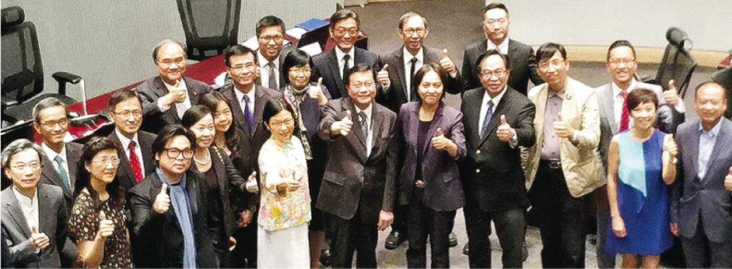 運房局長張炳良(前排右六)噚日最後一次以房委會主席身分主持房委會會議,佢形容加入房委會25年,「房屋事務已經係我DNA嘅一部分」。會後一眾委員同佢大合照,大家舉起手指公讚揚張過去5年帶領房委會嘅表現。(黃俊鋒攝) 運房局長張炳良(前排右六)噚日最後一次以房委會主席身分主持房委會會議,佢形容加入房委會25年,「房屋事務已經係我DNA嘅一部分」。會後一眾委員同佢大合照,大家舉起手指公讚揚張過去5年帶領房委會嘅表現。(黃俊鋒攝)