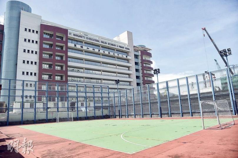 長沙灣發祥街西及英華街交界足球場(圖)前晚發生42萬元名表失竊案,但至昨日事件有戲劇性發展,事主一名波友聲稱不小心誤取,已將手表交到長沙灣警署,警方正就事件展開調查。(賴俊傑攝) 長沙灣發祥街西及英華街交界足球場(圖)前晚發生42萬元名表失竊案,但至昨日事件有戲劇性發展,事主一名波友聲稱不小心誤取,已將手表交到長沙灣警署,警方正就事件展開調查。(賴俊傑攝)