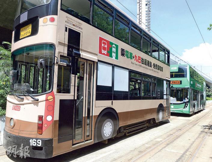 九巴與電車公司首次合作推出特別轉乘優惠計劃,一輛電車車身被貼上有車輪等圖案的貼紙,變身九巴;一輛九巴則貼上綠色貼紙,變身電車。(劉焌陶攝) 九巴與電車公司首次合作推出特別轉乘優惠計劃,一輛電車車身被貼上有車輪等圖案的貼紙,變身九巴;一輛九巴則貼上綠色貼紙,變身電車。(劉焌陶攝)