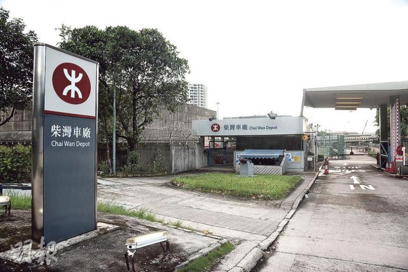 港鐵柴灣車廠連日發現共20輛列車駕駛室玻璃遭刮花,職員報警,警方列作刑毁案處理。(賴俊傑攝) 港鐵柴灣車廠連日發現共20輛列車駕駛室玻璃遭刮花,職員報警,警方列作刑毁案處理。(賴俊傑攝)