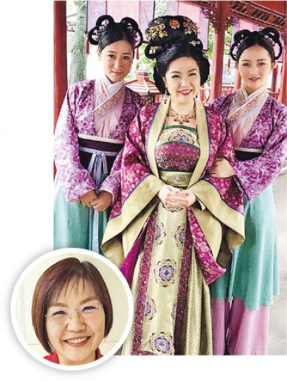 平時麥玲玲都戴上眼鏡(圓圖),難得一見她除下眼鏡的古裝扮相(中)。(微博圖片) 平時麥玲玲都戴上眼鏡(圓圖),難得一見她除下眼鏡的古裝扮相(中)。(微博圖片)