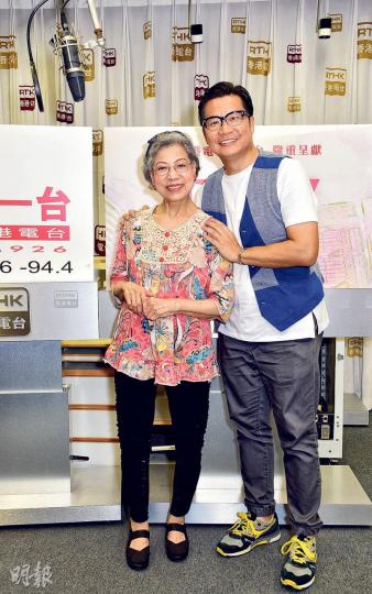 羅蘭參與香港電台第一台大型廣播劇《廿年》,與鄭子誠聲演母子。(攝影:梁迺楠)羅蘭與老拍檔胡楓(左二)聲演夫妻,大讚對方是開心果。(攝影:梁迺楠)廣播劇《廿年》由香港電台第一台副節目總監張璧賢負責統籌。(攝影:梁迺楠)來自政界的田北俊也參與一角。(攝影:梁迺楠) 羅蘭參與香港電台第一台大型廣播劇《廿年》,與鄭子誠聲演母子。(攝影:梁迺楠)羅蘭與老拍檔胡楓(左二)聲演夫妻,大讚對方是開心果。(攝影:梁迺楠)廣播劇《廿年》由香港電台第一台副節目總監張璧賢負責統籌。(攝影:梁迺楠)來自政界的田北俊也參與一角。(攝影:梁迺楠)