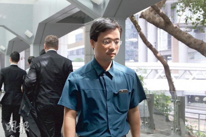聯合醫院傳染病科副顧問醫生曹育強(圖)為另一名事主王靜波的醫生,他表示王接受療程後感染細菌,一雙小腿壞死,必須截肢以保命。(曾憲宗攝) 聯合醫院傳染病科副顧問醫生曹育強(圖)為另一名事主王靜波的醫生,他表示王接受療程後感染細菌,一雙小腿壞死,必須截肢以保命。(曾憲宗攝)