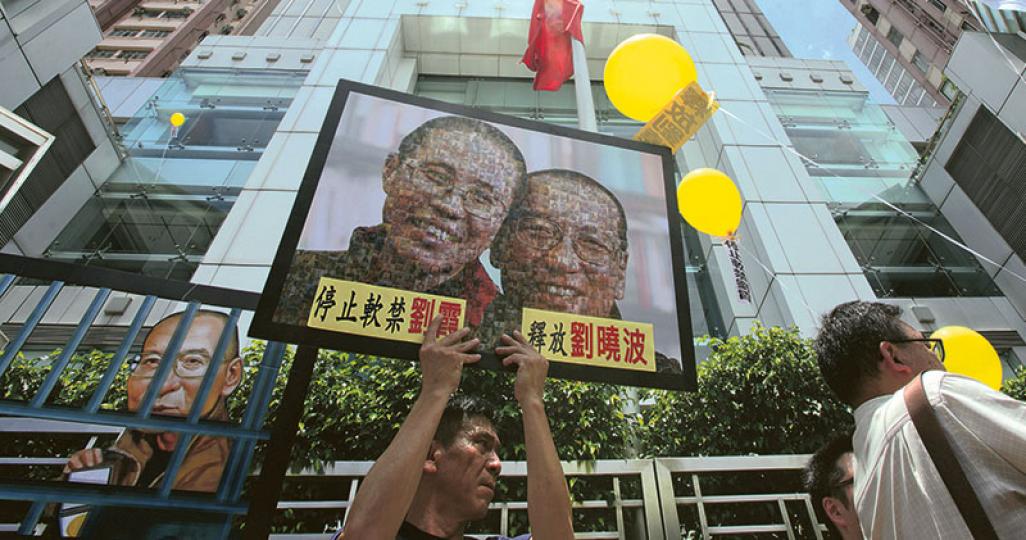 支聯會、工黨及職工盟等12個團體,昨日由西區警署遊行至中聯辦,在中聯辦門外放黃色氣球,抗議內地以言入罪,要求釋放劉曉波夫婦。支聯會成員張文光質疑,當局延誤治療及隱瞞病情,直至劉曉波肝癌末期才對外公布,令他失去醫治的最佳時機,批評做法不人道,促請中共停止逼害維權人士及廢除顛覆國家政權罪,讓劉曉波徹底恢復自由身,接受全面治療,並要求習近平盡快公開劉曉波的資訊。(楊柏賢攝) 支聯會、工黨及職工盟等12個團體,昨日由西區警署遊行至中聯辦,在中聯辦門外放黃色氣球,抗議內地以言入罪,要求釋放劉曉波夫婦。支聯會成員張文光質疑,當局延誤治療及隱瞞病情,直至劉曉波肝癌末期才對外公布,令他失去醫治的最佳時機,批評做法不人道,促請中共停止逼害維權人士及廢除顛覆國家政權罪,讓劉曉波徹底恢復自由身,接受全面治療,並要求習近平盡快公開劉曉波的資訊。(楊柏賢攝)