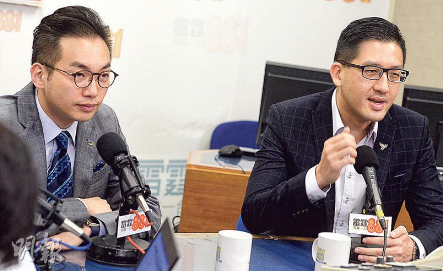 公民黨黨魁楊岳橋(左)和民主黨立法會議員林卓廷(右)同獲邀出席歡迎國家主席習近平晚宴。楊說對民主派集體杯葛晚宴的建議有保留,形容向國家領導人表達關注是民主派的責任。(劉焌陶攝) 公民黨黨魁楊岳橋(左)和民主黨立法會議員林卓廷(右)同獲邀出席歡迎國家主席習近平晚宴。楊說對民主派集體杯葛晚宴的建議有保留,形容向國家領導人表達關注是民主派的責任。(劉焌陶攝)